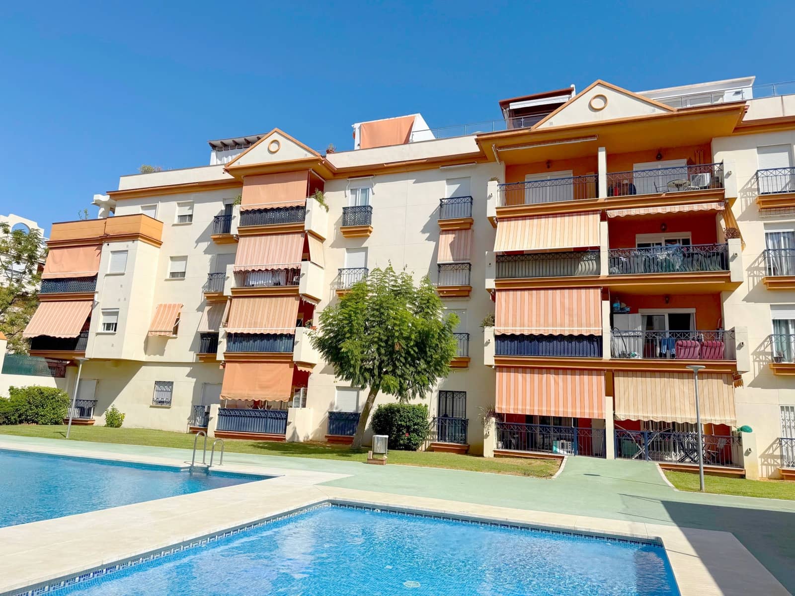 Ático de 4 habitaciones en Estepona en venta con piscina garaje - 695.000 € (Ref: 9426989)