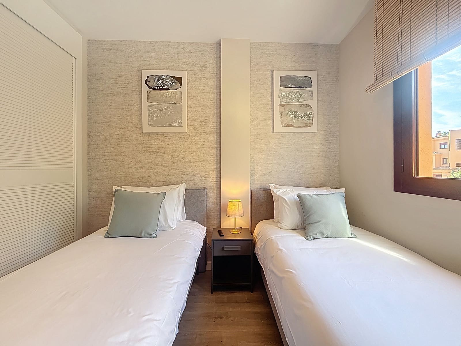 2 bedroom Apartment for sale in Benahavis with pool garage - € 319,000 (Ref: 9450134)