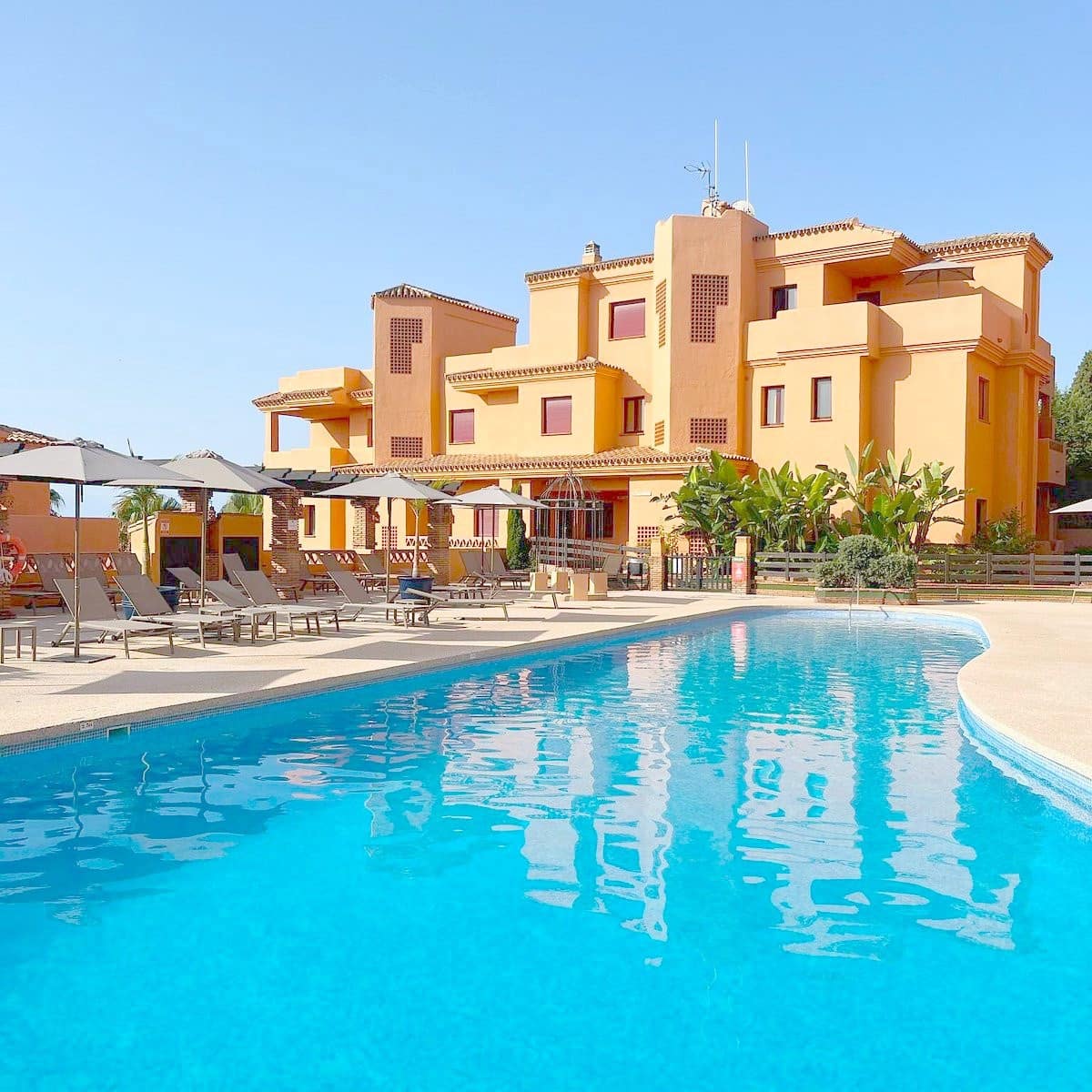 Apartamento de 2 habitaciones en Benahavís en venta con piscina garaje - 319.000 € (Ref: 9450134)