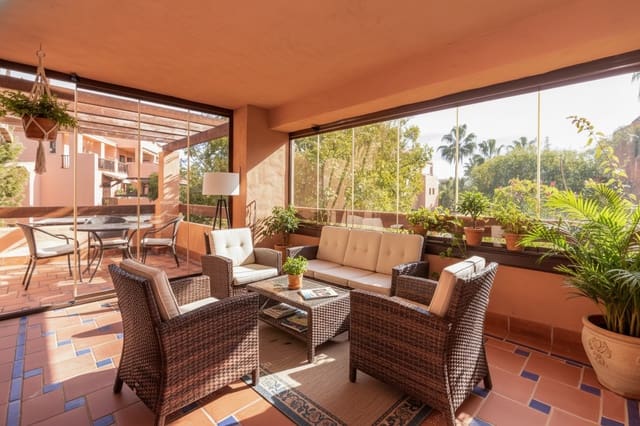 4 quarto Apartamento para venda em Estepona com piscina garagem - 695 000 € (Ref: 9451969)