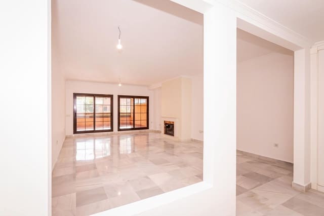 4 quarto Apartamento para venda em Estepona com piscina garagem - 695 000 € (Ref: 9451969)
