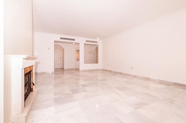 4 quarto Apartamento para venda em Estepona com piscina garagem - 695 000 € (Ref: 9451969)