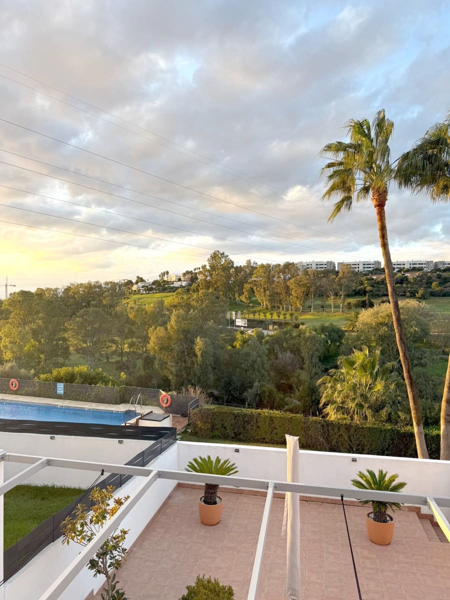 2 quarto Moradia Geminada para venda em Estepona com piscina garagem - 777 000 € (Ref: 9456135)