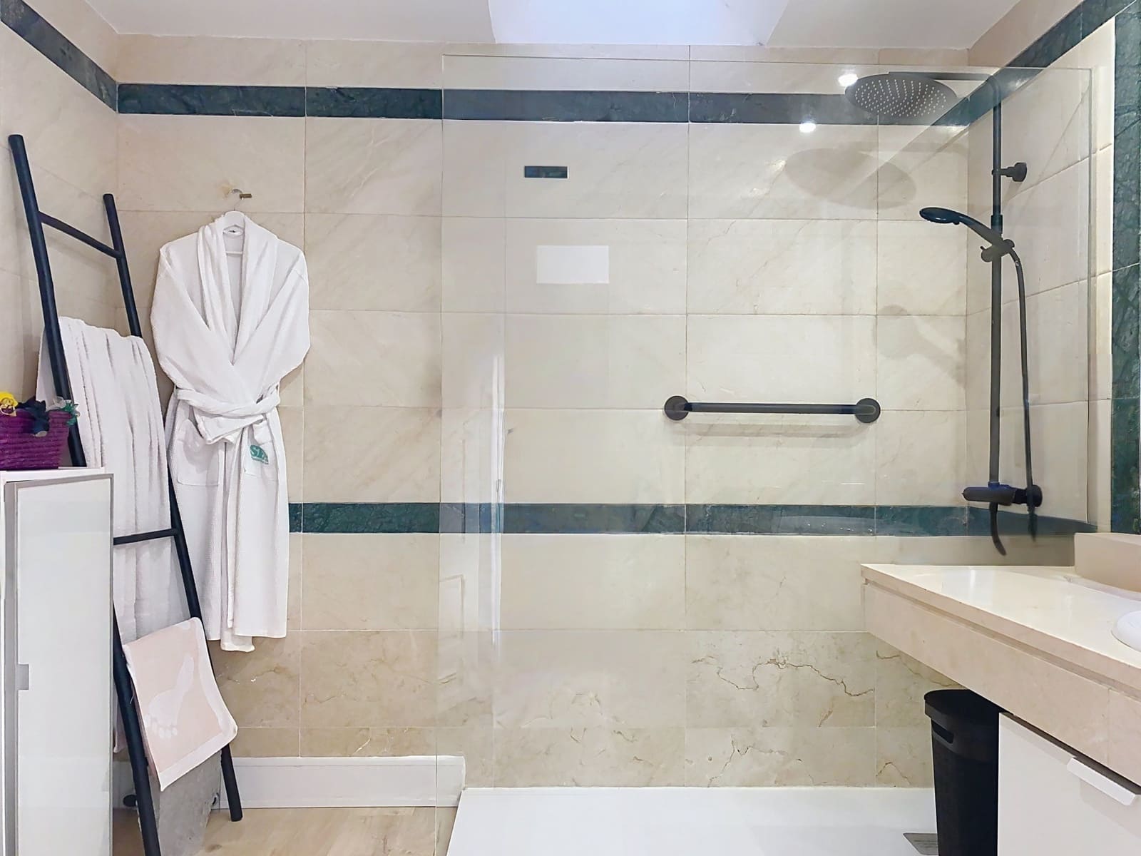 2 bedroom Semi-detached Villa for sale in Estepona with pool garage - € 777,000 (Ref: 9456135)