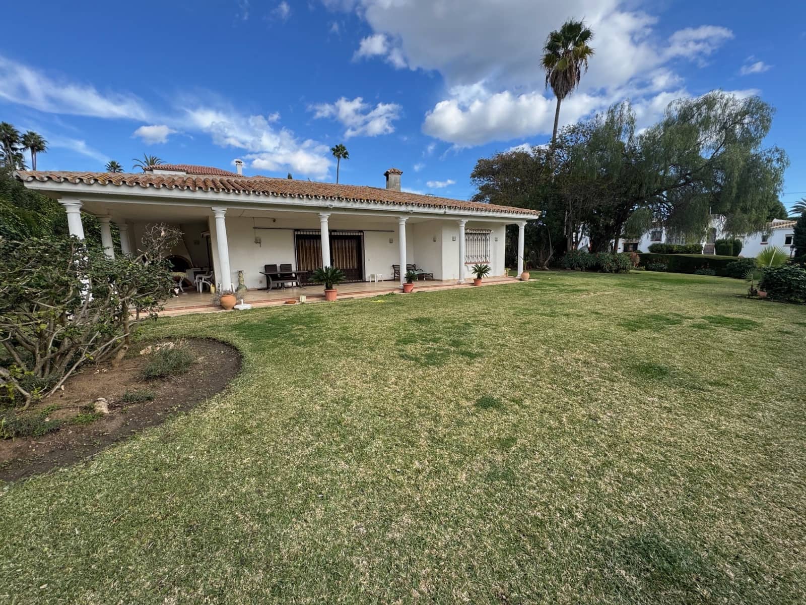 3 bedroom Villa for sale in El Paraiso with garage - € 1,375,000 (Ref: 9502081)