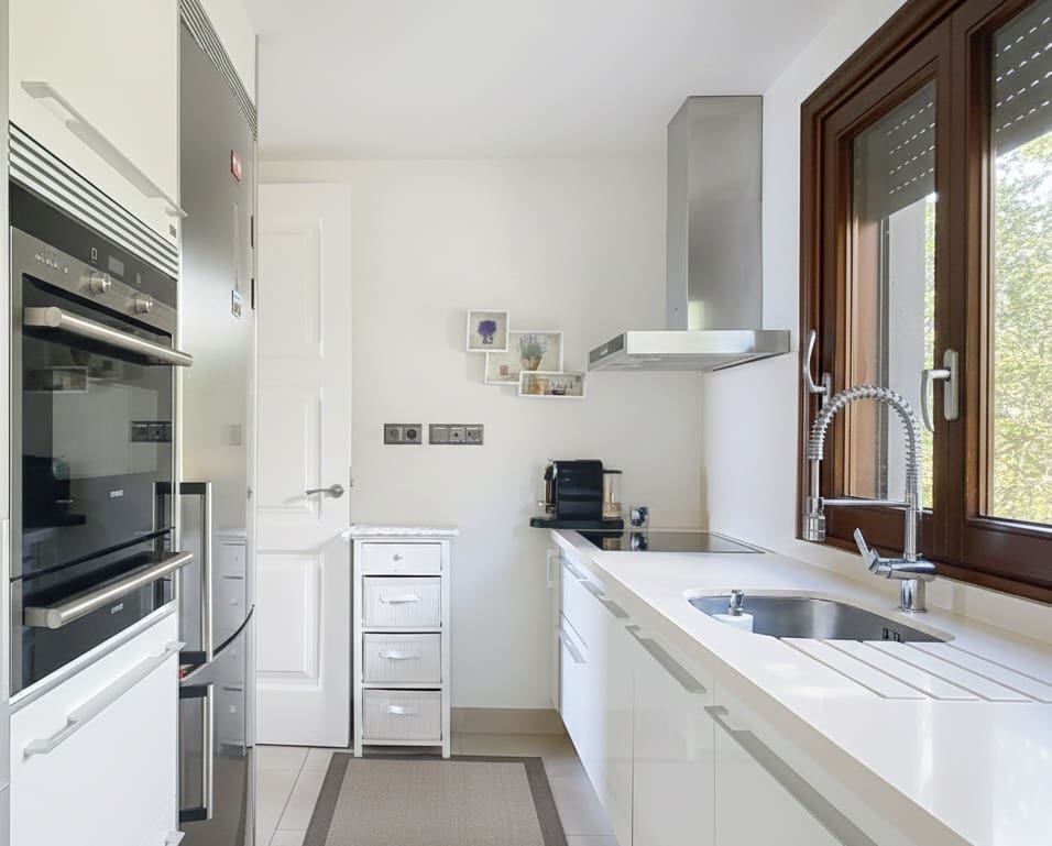 2 sypialnia Apartament na sprzedaż w Estepona z basenem garażem - 1 300 000 € (Ref: 9527421)