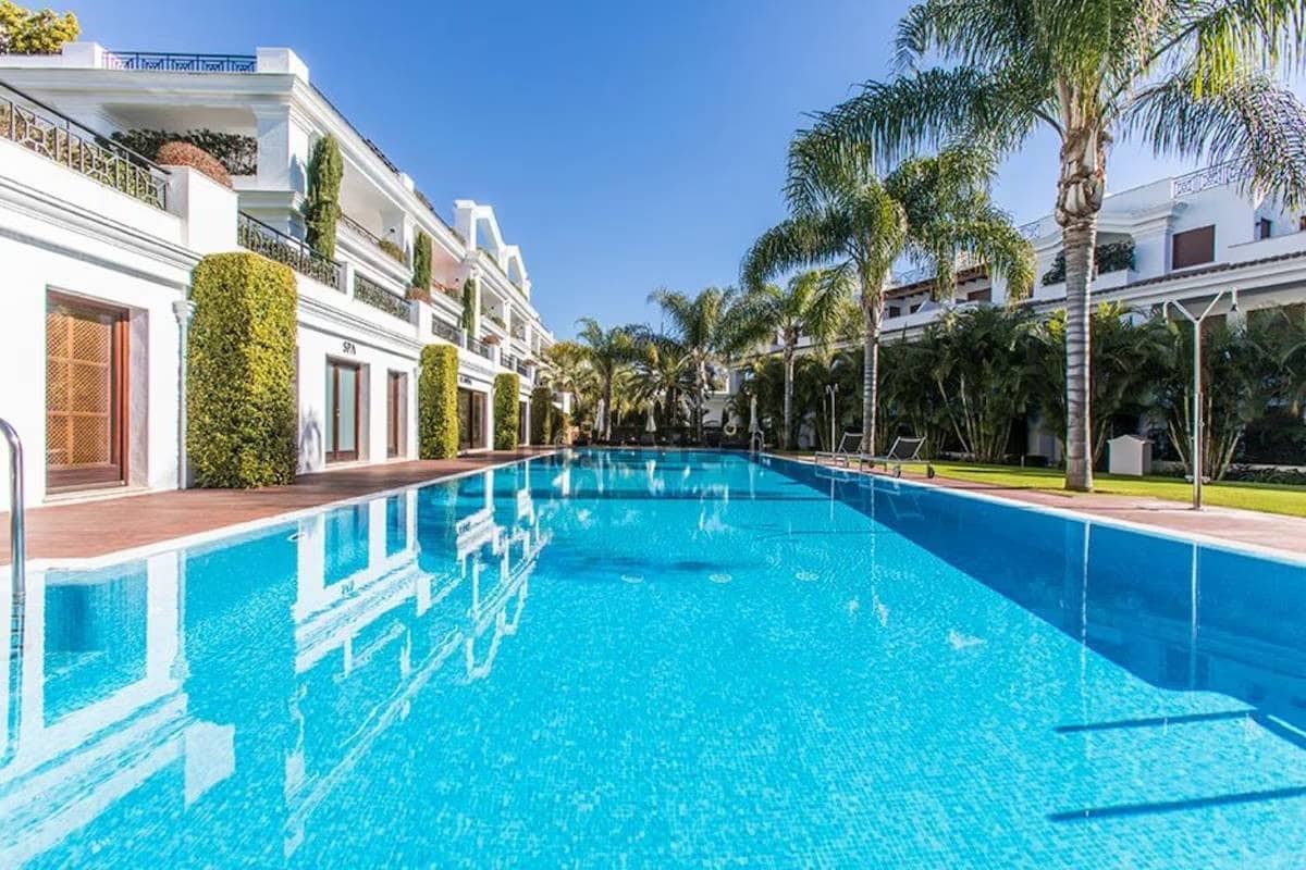 2 sypialnia Apartament na sprzedaż w Estepona z basenem garażem - 1 300 000 € (Ref: 9527421)