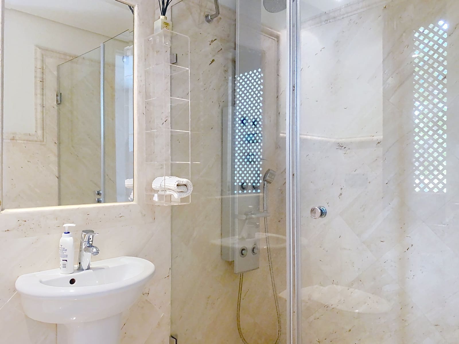 2 sypialnia Apartament na sprzedaż w Estepona z basenem garażem - 1 300 000 € (Ref: 9527421)