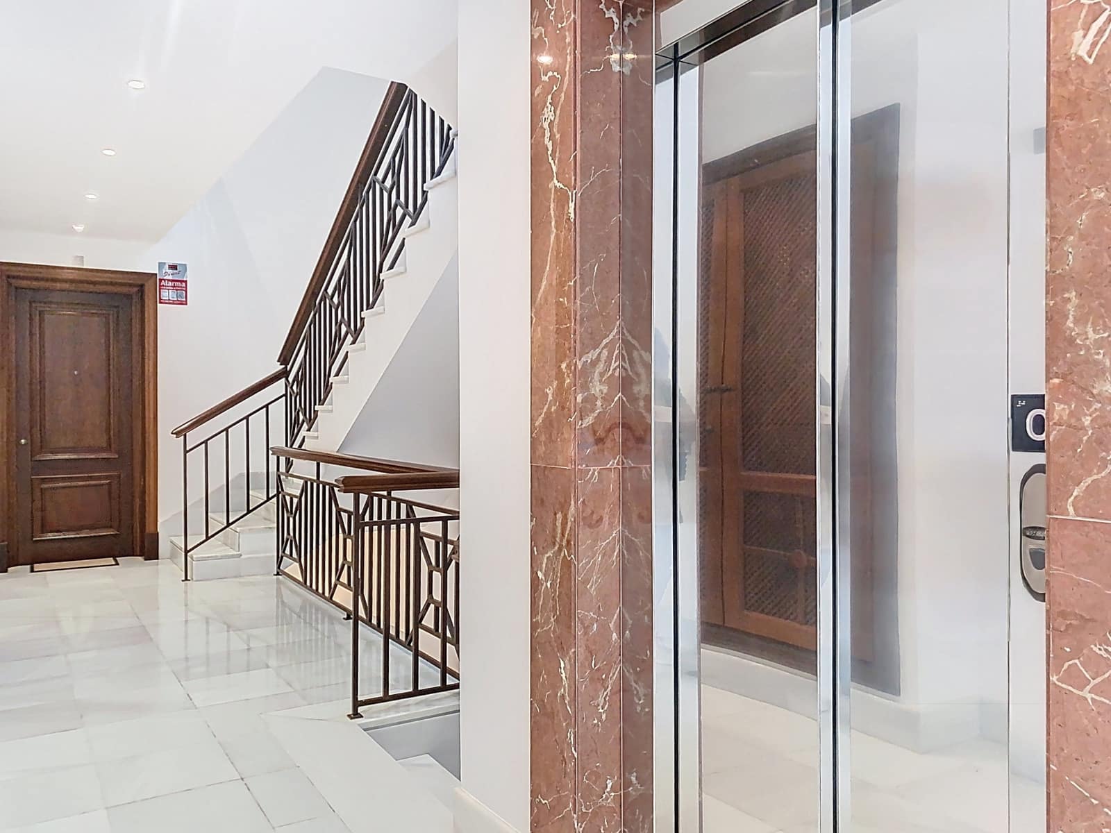 2 sypialnia Apartament na sprzedaż w Estepona z basenem garażem - 1 300 000 € (Ref: 9527421)