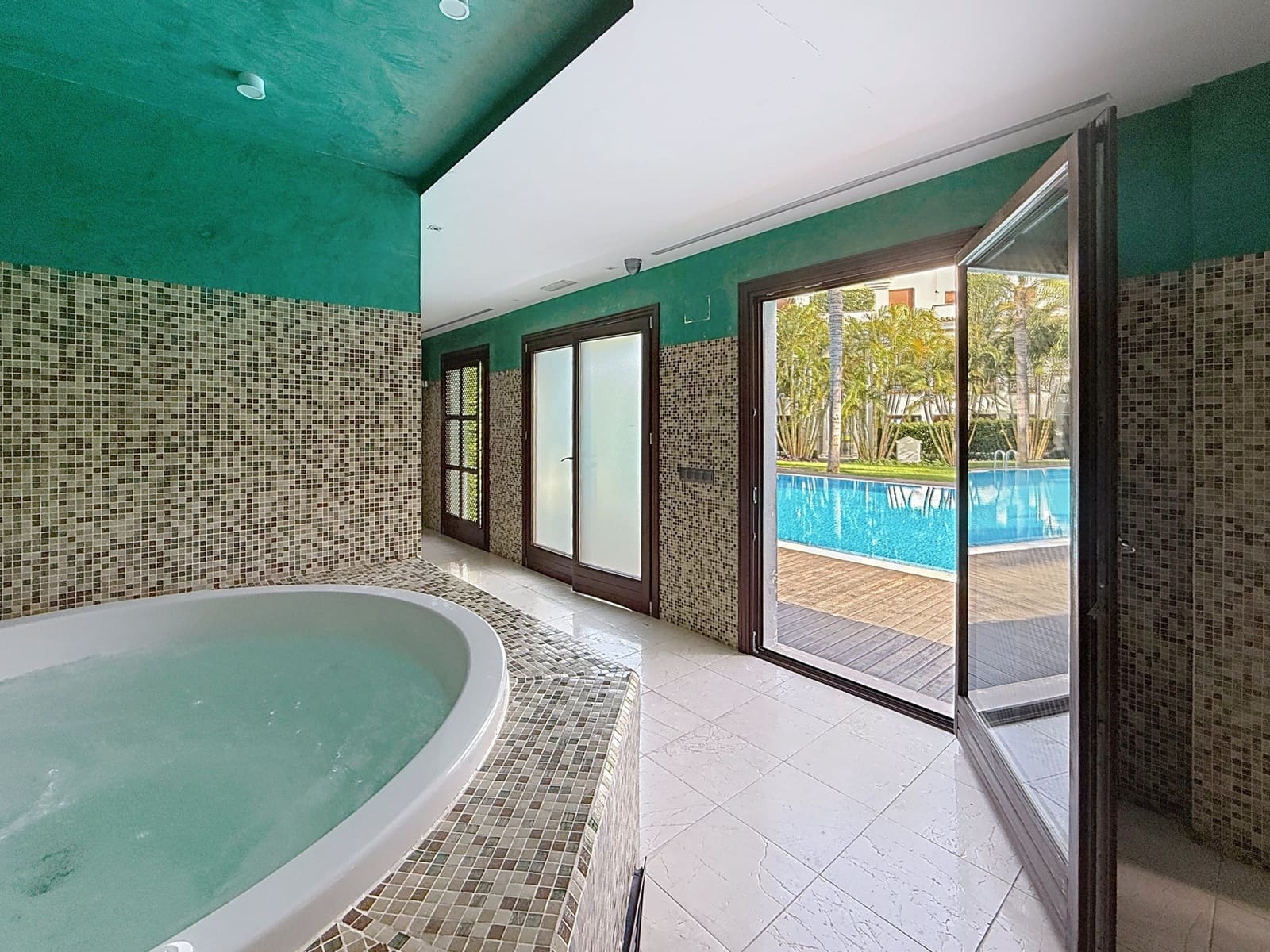 2 sypialnia Apartament na sprzedaż w Estepona z basenem garażem - 1 300 000 € (Ref: 9527421)