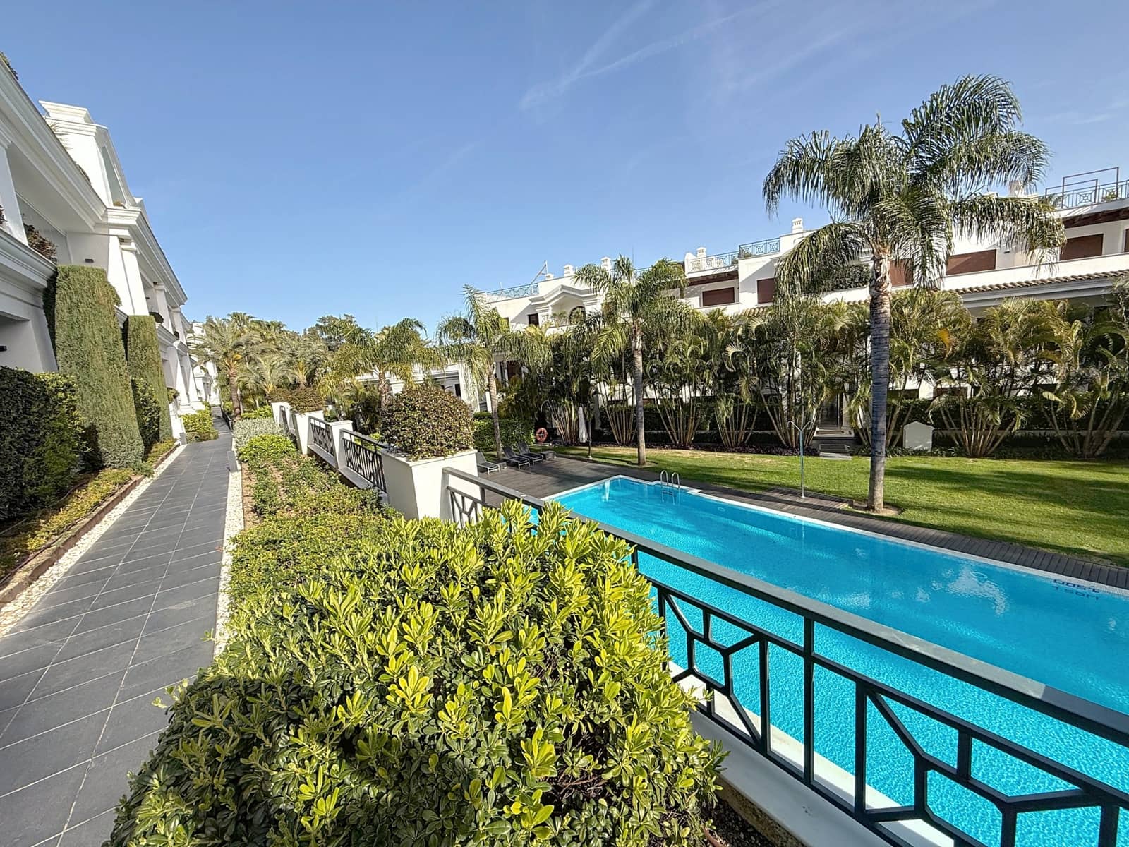 2 soverom Leilighet til salgs i Estepona med svømmebasseng garasje - € 1 150 000 (Ref: 9527421)