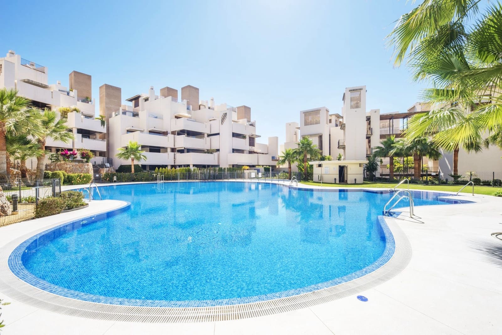 2 sovrum Takvåning till salu i Estepona med pool garage - 630 000 € (Ref: 9535666)