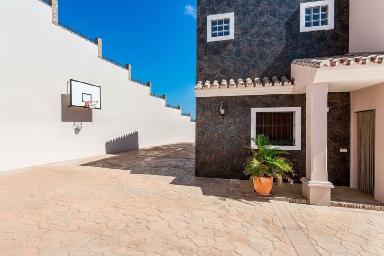 Finca/Casa Rural de 6 habitaciones en Estepona en venta con piscina garaje - 950.000 € (Ref: 9547805)