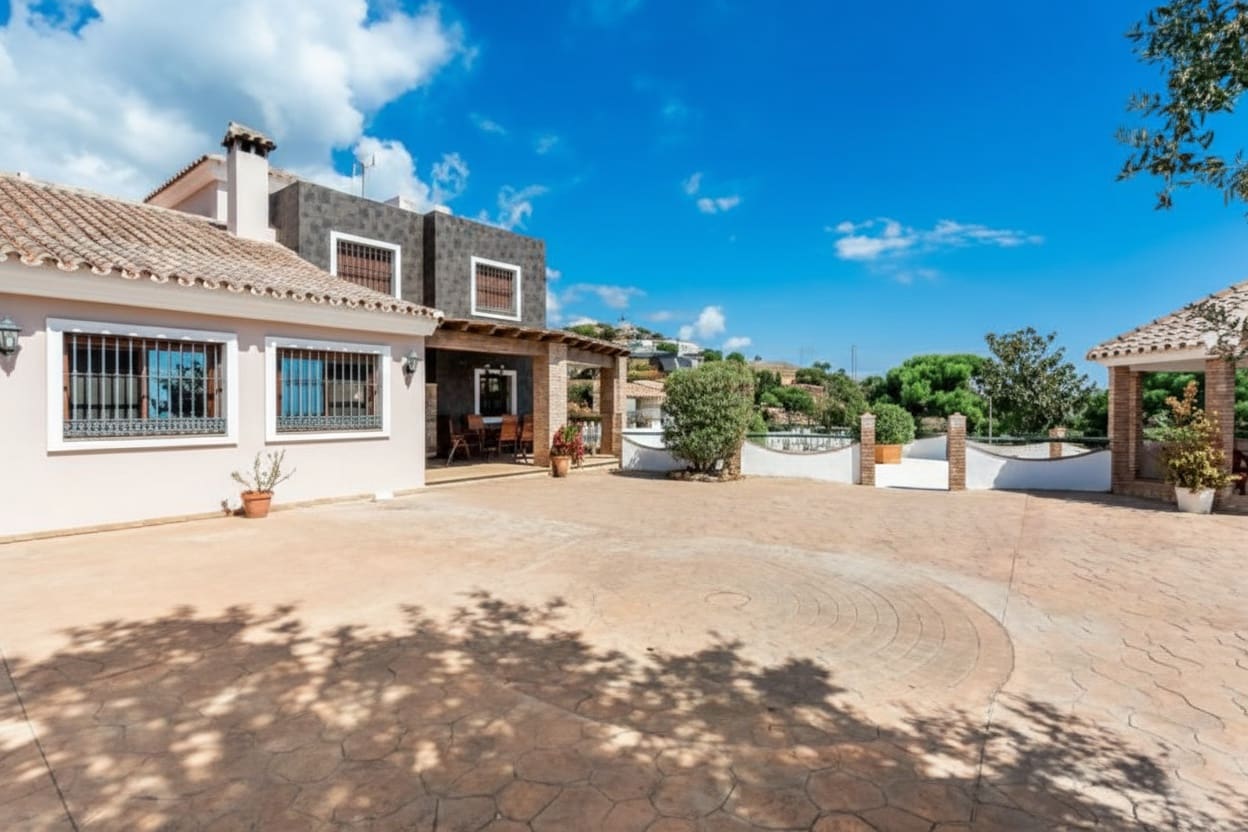 Finca/Casa Rural de 6 habitaciones en Estepona en venta con piscina garaje - 950.000 € (Ref: 9547805)