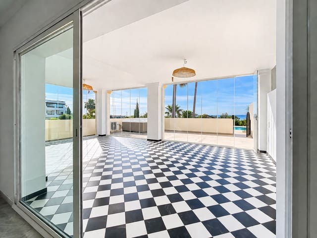 Apartamento de 2 habitaciones en Selwo, Estepona en venta con piscina garaje - 748.000 € (Ref: 9611295)
