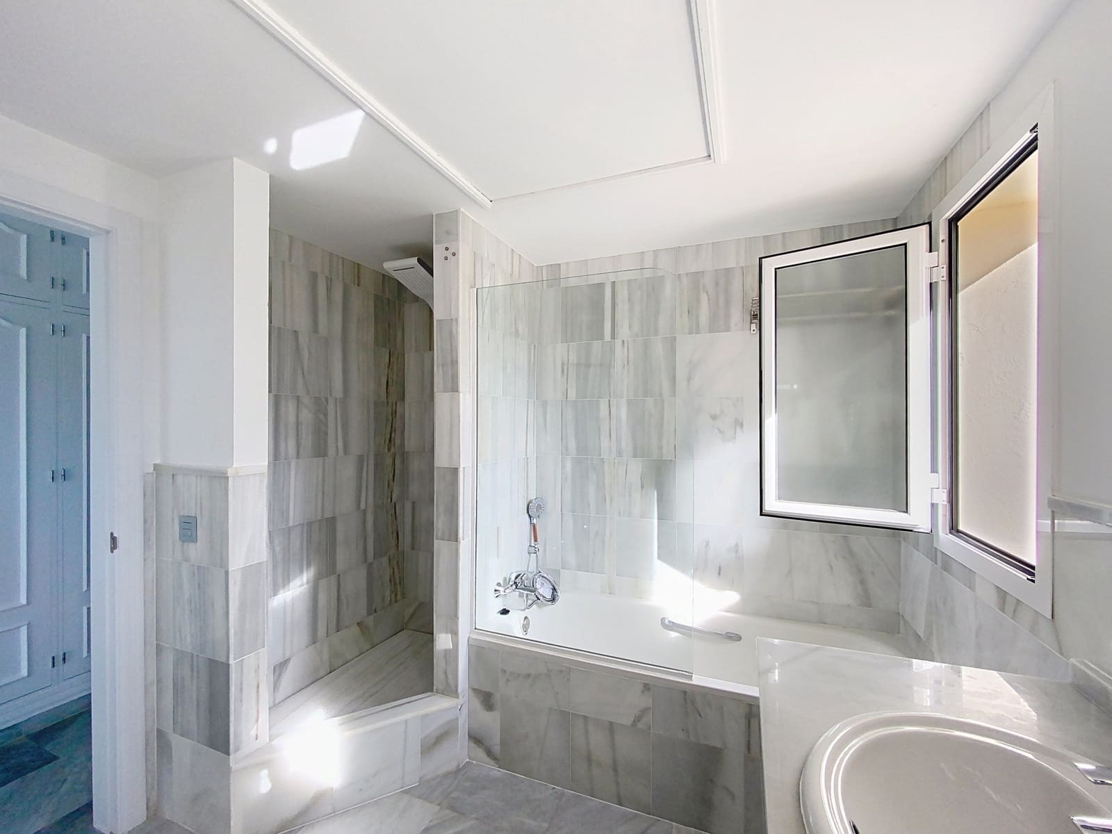 2 bedroom Apartment for sale in New Golden Mile with pool garage - € 694,000 (Ref: 9611295)