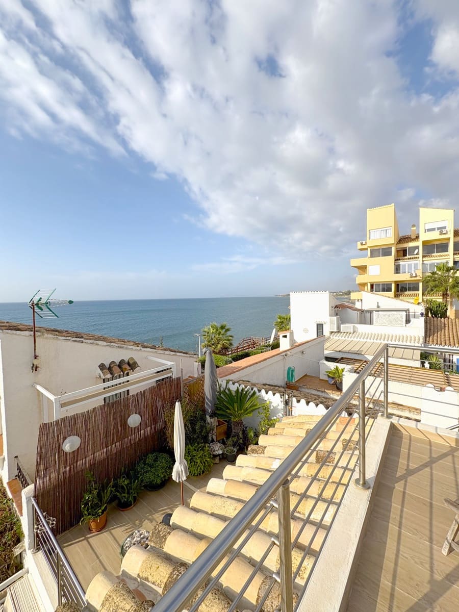 3 bedroom Townhouse for sale in Estepona with garage - € 849,000 (Ref: 9625465)