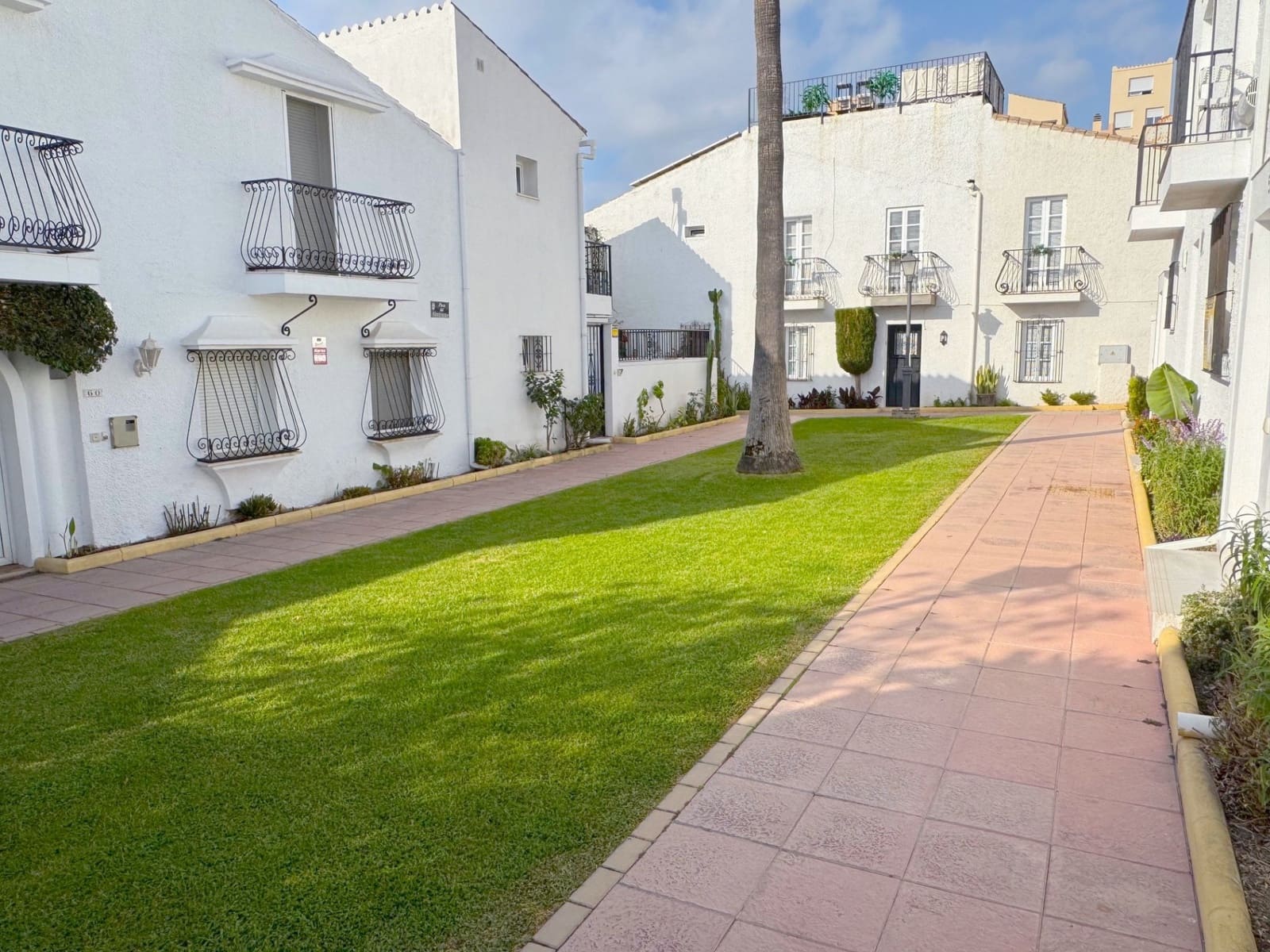 3 bedroom Townhouse for sale in Estepona with garage - € 849,000 (Ref: 9625465)