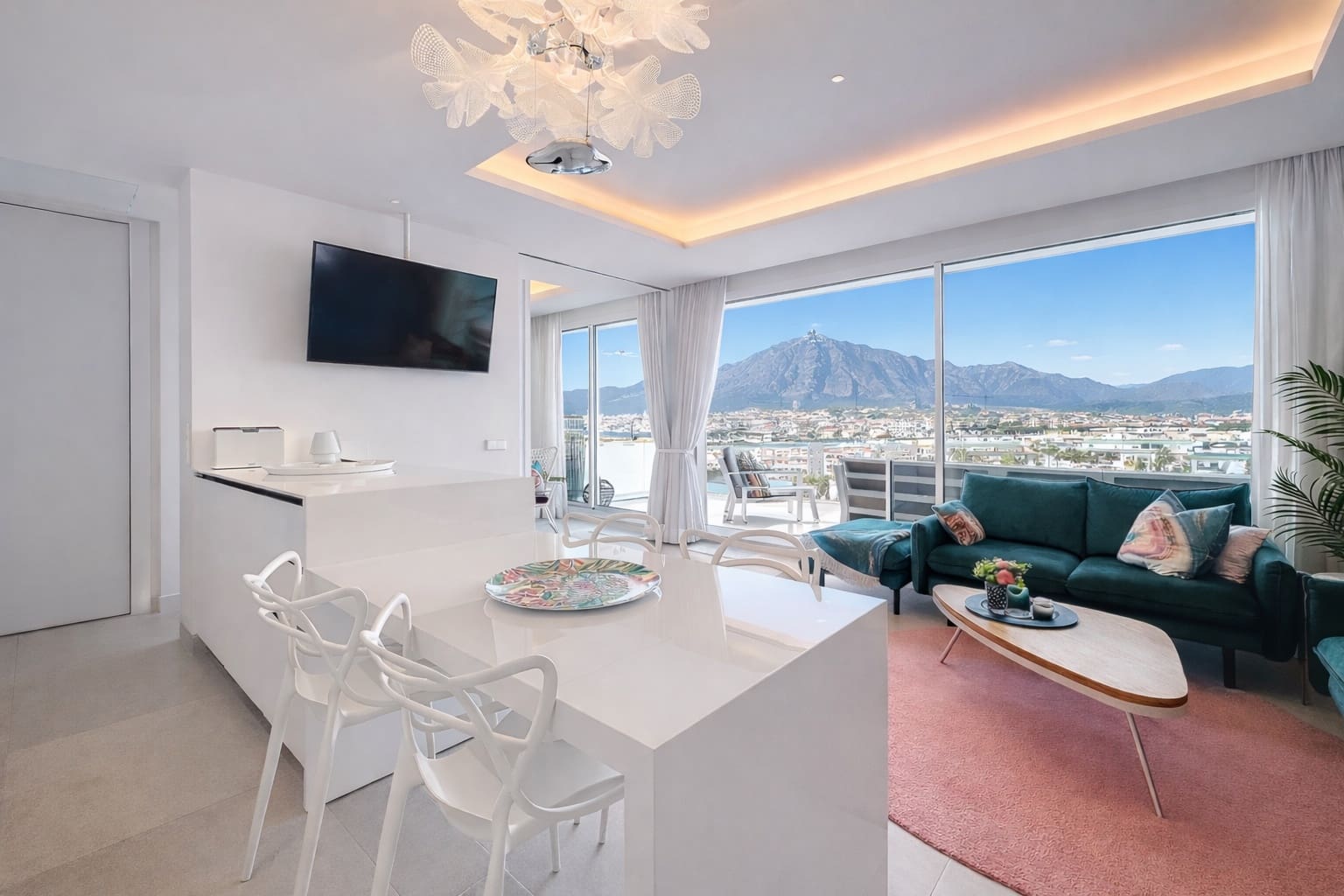 Ático de 2 habitaciones en Estepona en venta con piscina garaje - 595.000 € (Ref: 9647935)