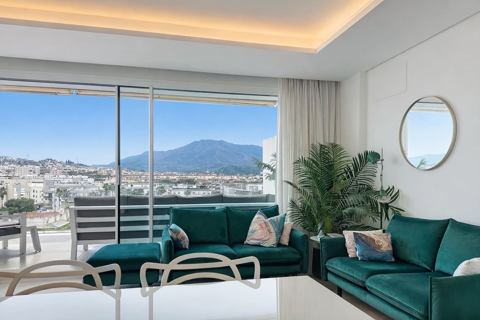 Ático de 2 habitaciones en Estepona en venta con piscina garaje - 595.000 € (Ref: 9647935)