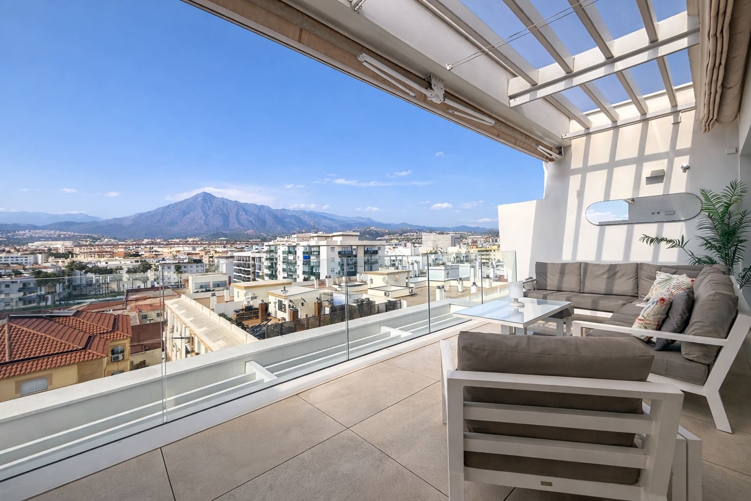 Ático de 2 habitaciones en Estepona en venta con piscina garaje - 595.000 € (Ref: 9647935)