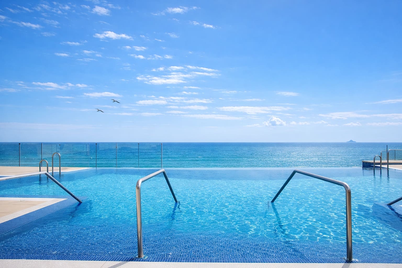 Ático de 2 habitaciones en Estepona en venta con piscina garaje - 595.000 € (Ref: 9647935)