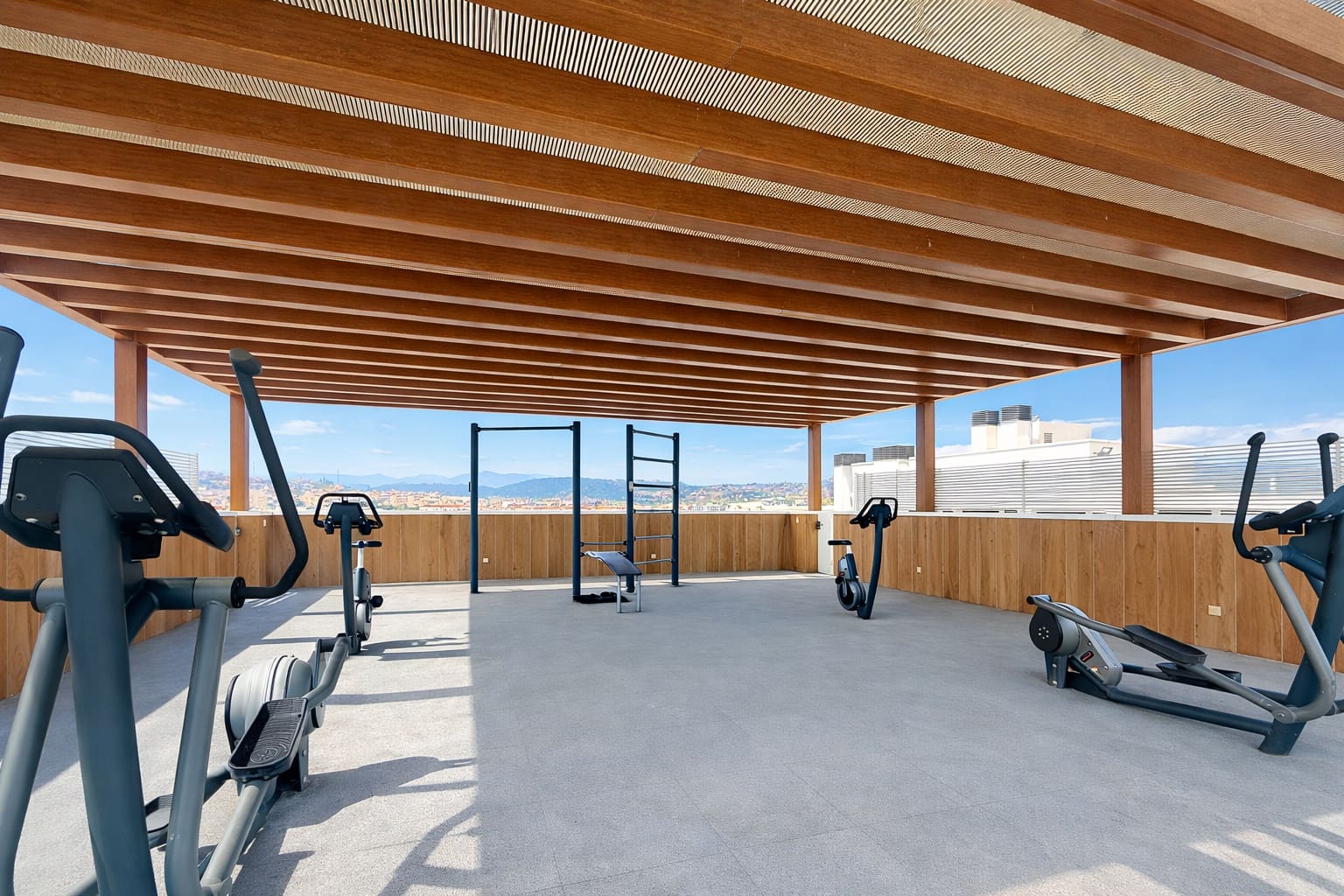 Ático de 2 habitaciones en Estepona en venta con piscina garaje - 595.000 € (Ref: 9647935)