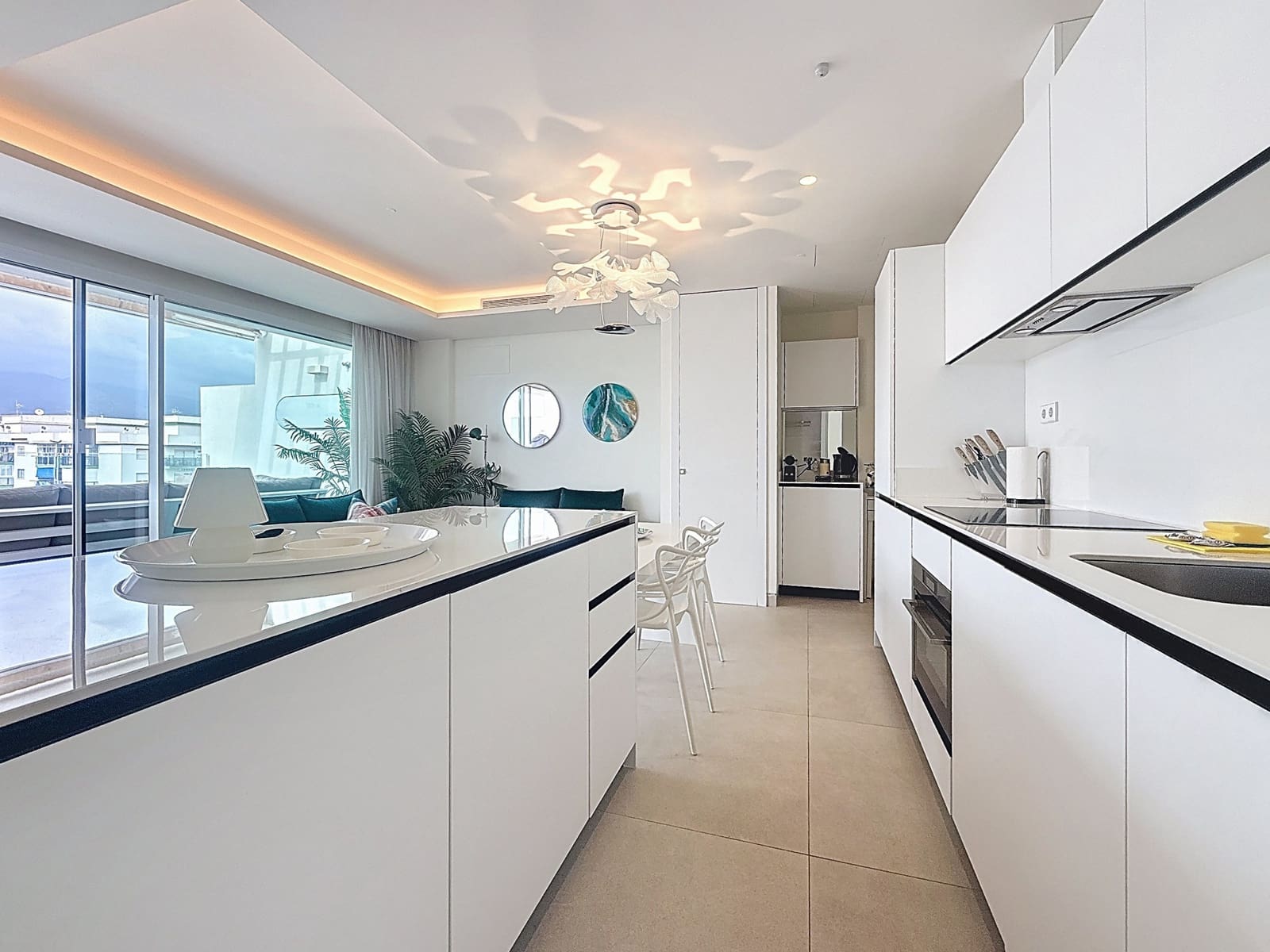 Ático de 2 habitaciones en Estepona en venta con piscina garaje - 595.000 € (Ref: 9647935)