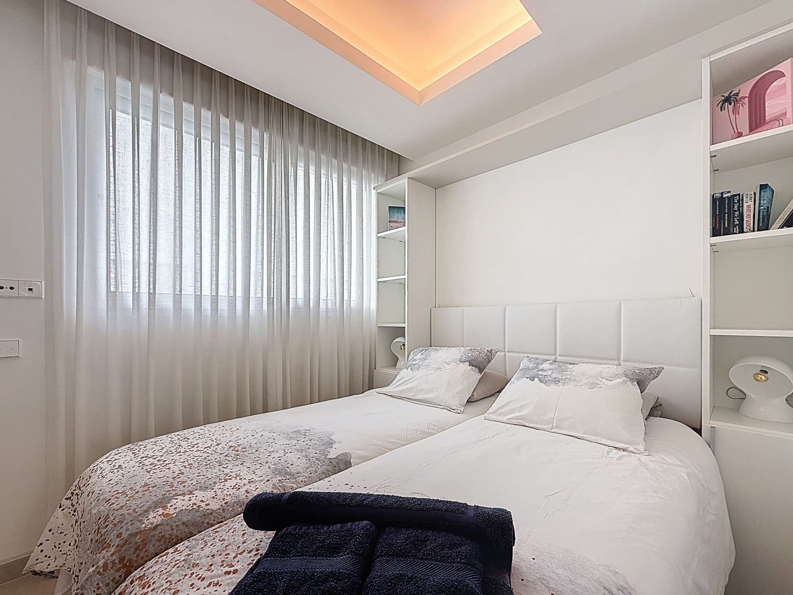 Ático de 2 habitaciones en Estepona en venta con piscina garaje - 595.000 € (Ref: 9647935)