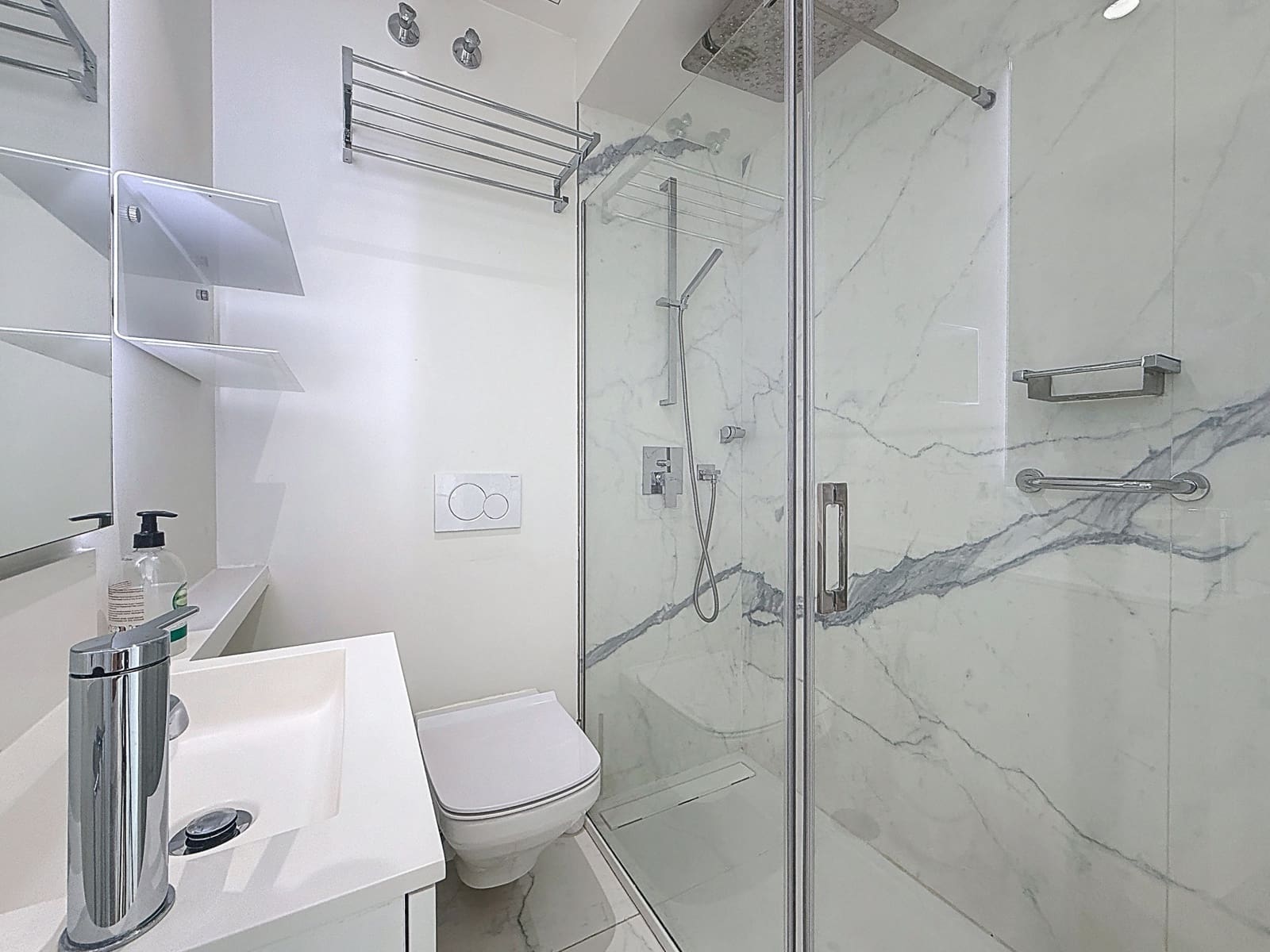 Ático de 2 habitaciones en Estepona en venta con piscina garaje - 595.000 € (Ref: 9647935)