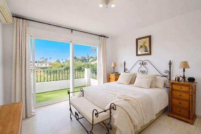 3 bedroom Apartment for sale in Estepona with garage - € 299,000 (Ref: 9670307)