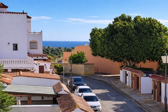4 quarto Moradia Geminada para venda em Estepona com garagem - 768 000 € (Ref: 9711814)
