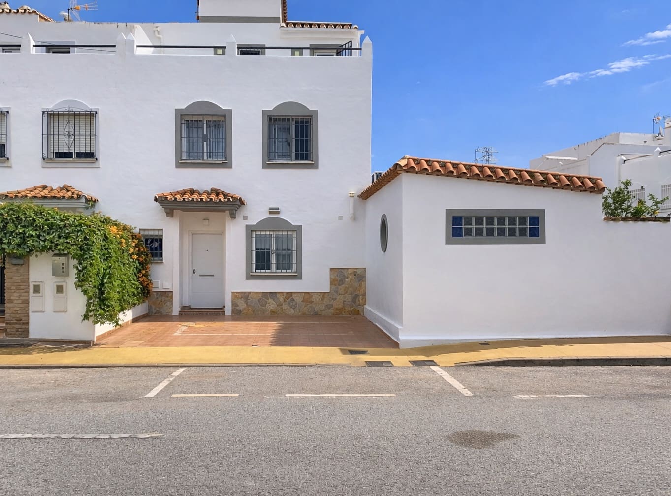 4 quarto Moradia Geminada para venda em Estepona com garagem - 768 000 € (Ref: 9711814)