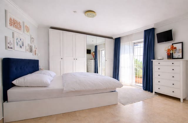 Pareado de 4 habitaciones en Estepona en venta con garaje - 768.000 € (Ref: 9711814)
