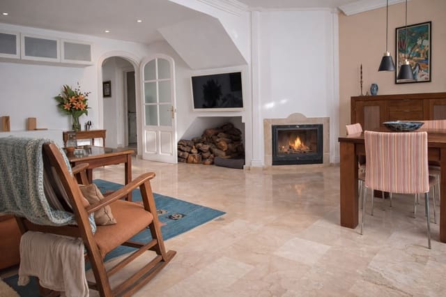 Pareado de 4 habitaciones en Estepona en venta con garaje - 768.000 € (Ref: 9711814)
