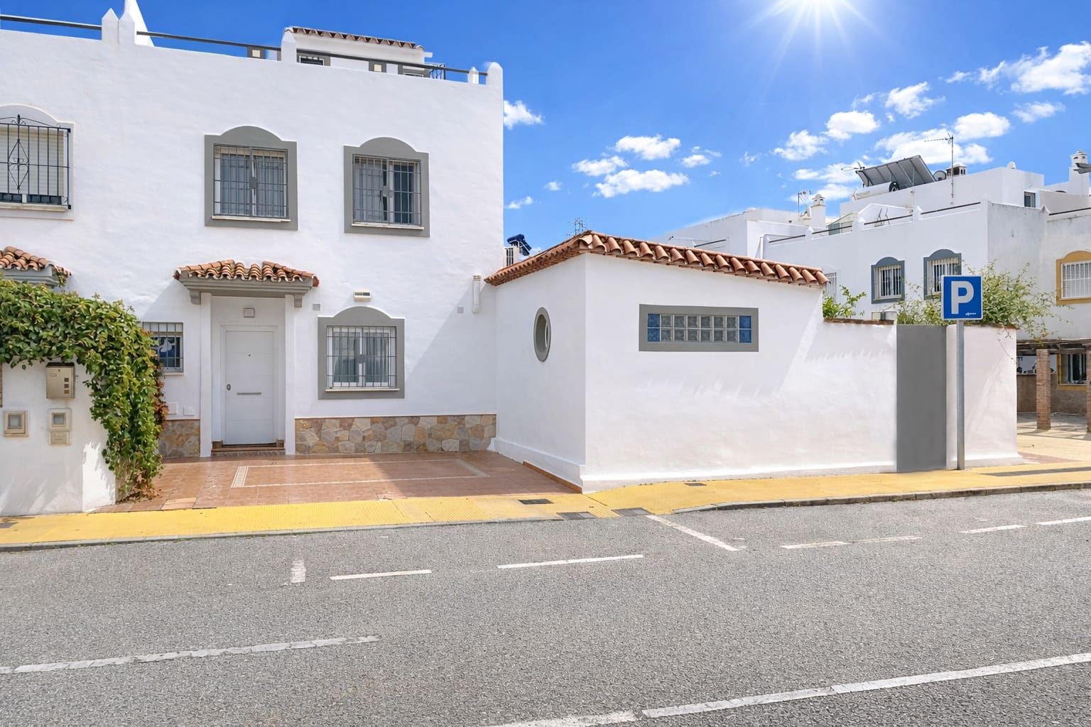4 soverom Kjedet enebolig til salgs i Estepona med garasje - € 768 000 (Ref: 9711814)