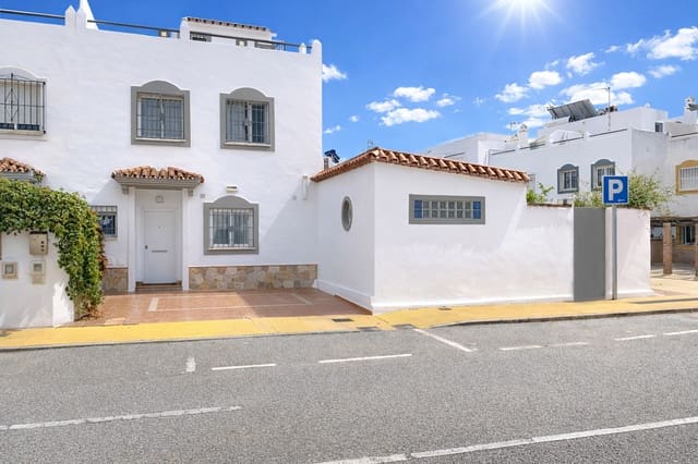 Pareado de 4 habitaciones en Estepona en venta con garaje - 768.000 € (Ref: 9711814)