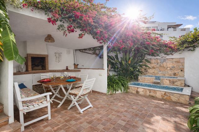 4 soverom Kjedet enebolig til salgs i Estepona med garasje - € 768 000 (Ref: 9711814)