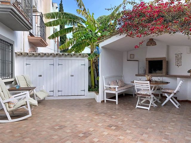 4 soverom Kjedet enebolig til salgs i Estepona med garasje - € 768 000 (Ref: 9711814)