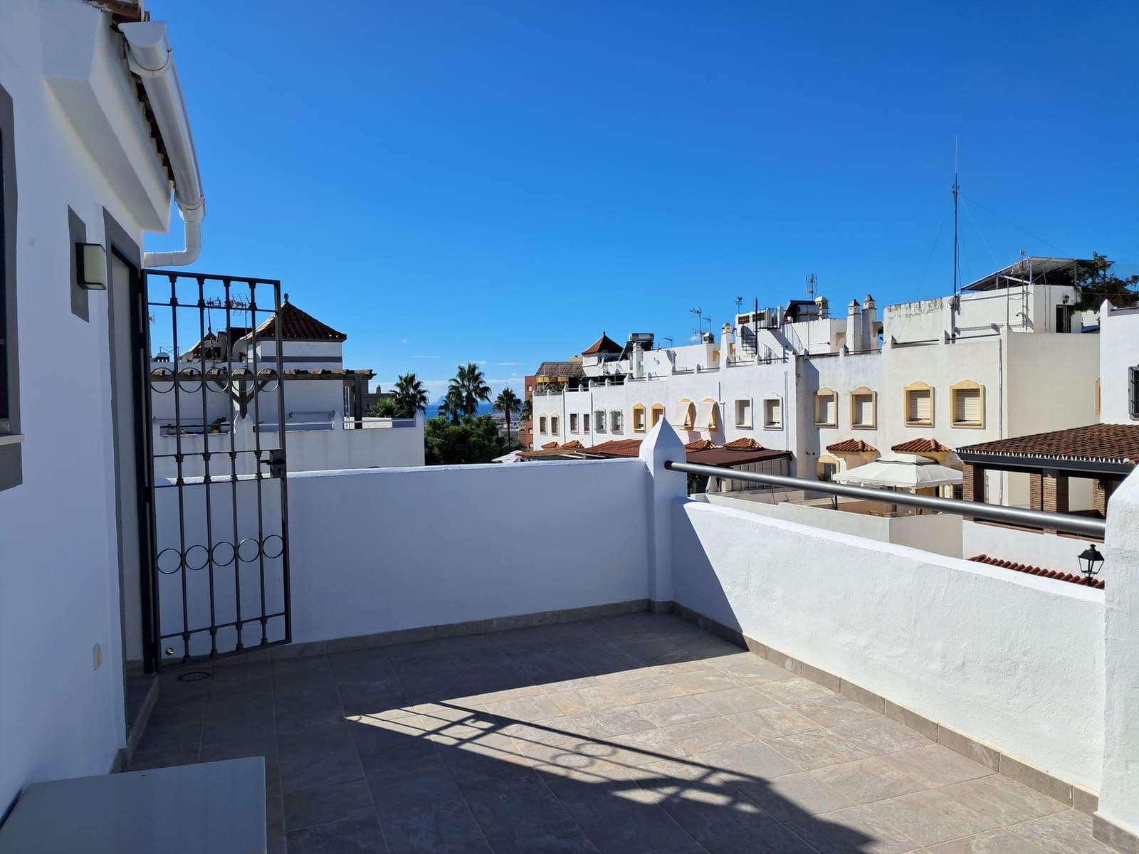 4 soverom Kjedet enebolig til salgs i Estepona med garasje - € 768 000 (Ref: 9711814)