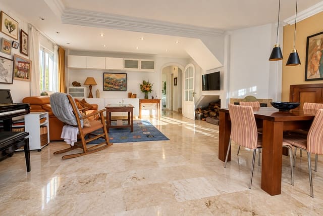 4 soverom Kjedet enebolig til salgs i Estepona med garasje - € 768 000 (Ref: 9711814)