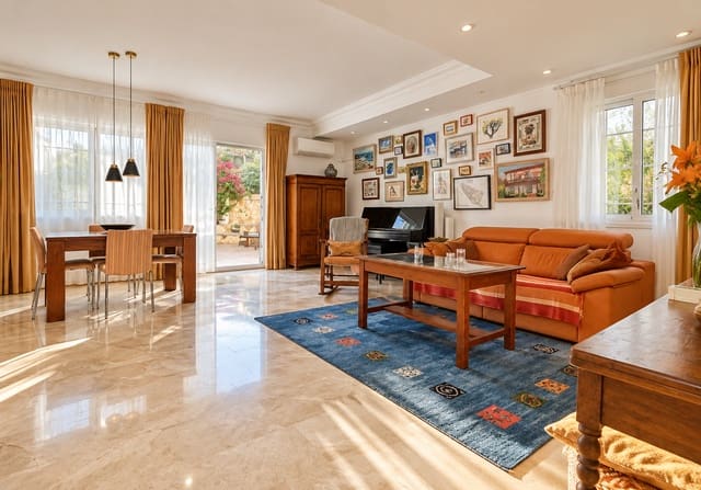 4 soverom Kjedet enebolig til salgs i Estepona med garasje - € 768 000 (Ref: 9711814)