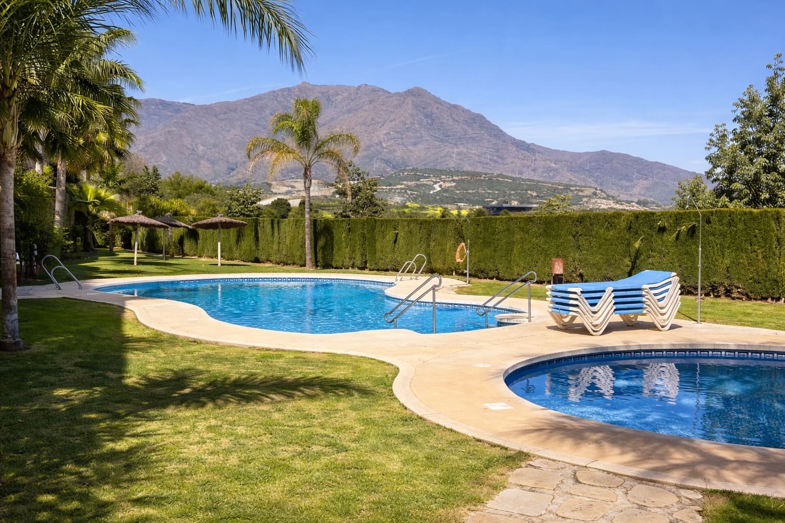 4 sypialnia Dom na sprzedaż w Estepona z basenem garażem - 665 000 € (Ref: 9711815)