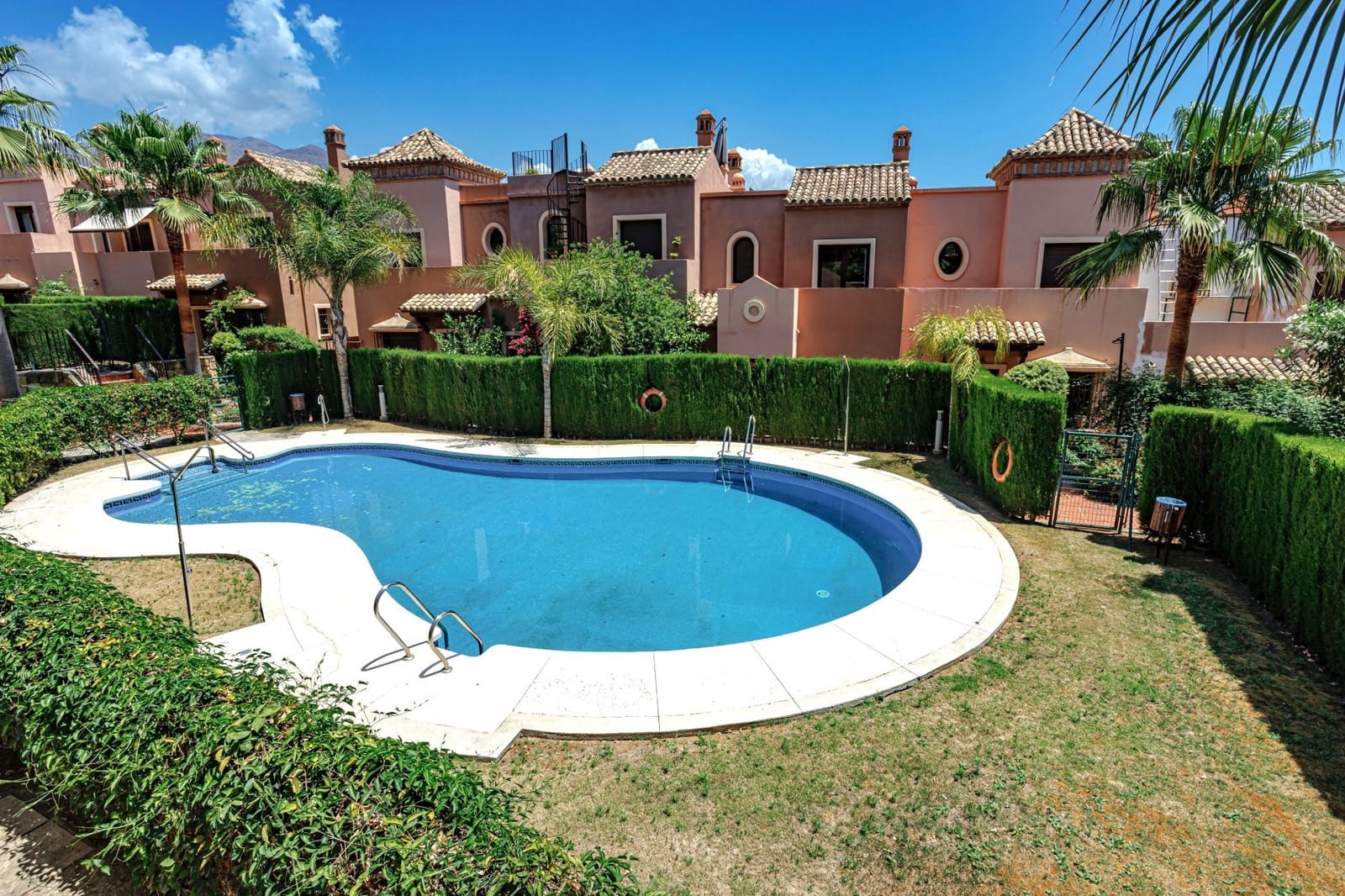 4 sypialnia Dom na sprzedaż w Estepona z basenem garażem - 665 000 € (Ref: 9711815)
