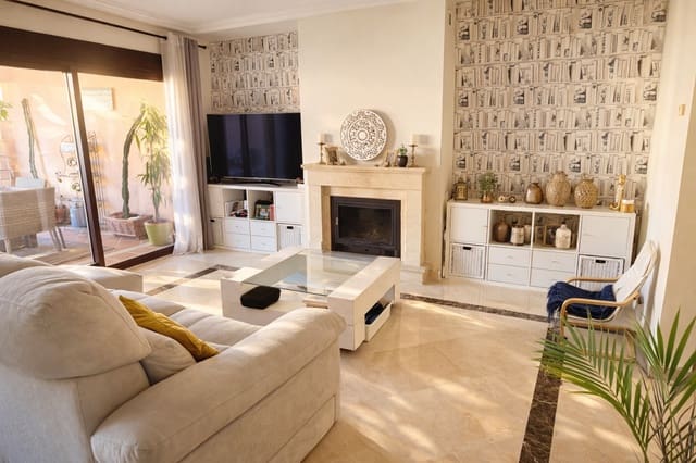 4 quarto Casa em Banda para venda em Estepona com piscina garagem - 665 000 € (Ref: 9711815)
