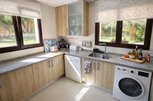 4 quarto Casa em Banda para venda em Estepona com piscina garagem - 665 000 € (Ref: 9711815)