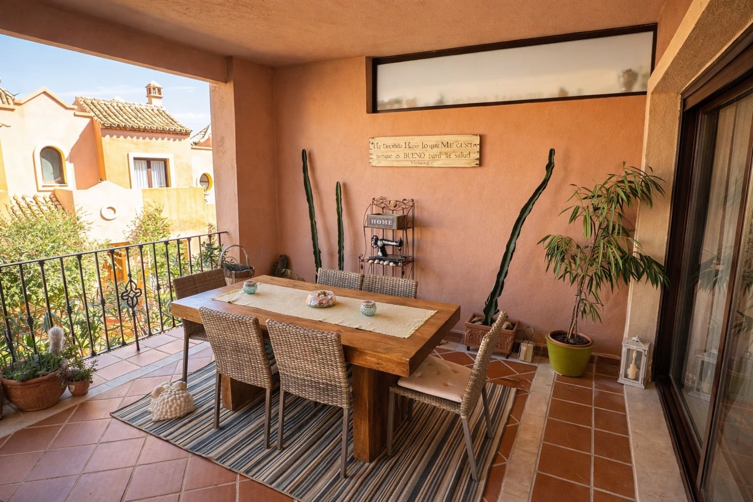 4 quarto Casa em Banda para venda em Estepona com piscina garagem - 665 000 € (Ref: 9711815)