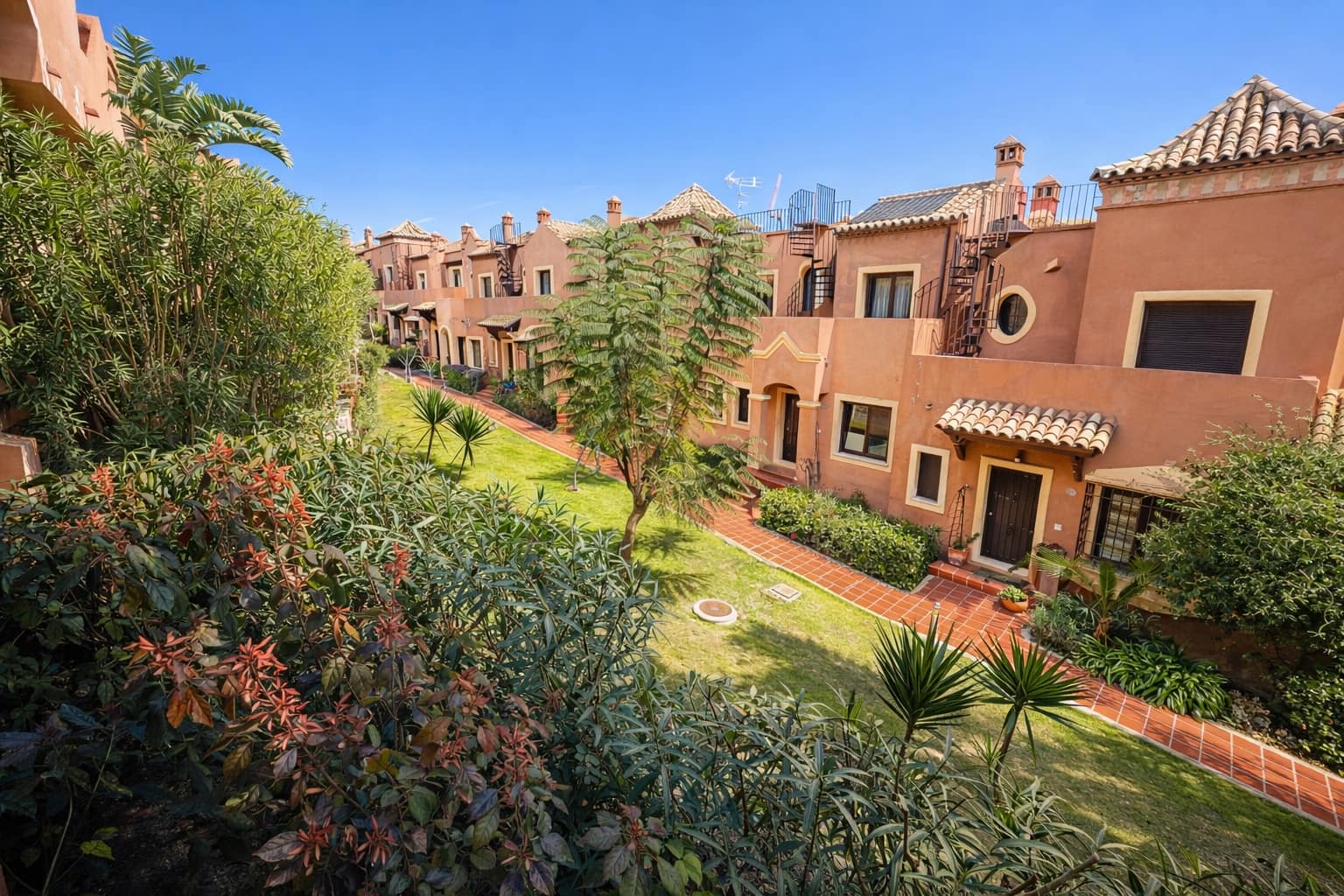 4 quarto Casa em Banda para venda em Estepona com piscina garagem - 665 000 € (Ref: 9711815)