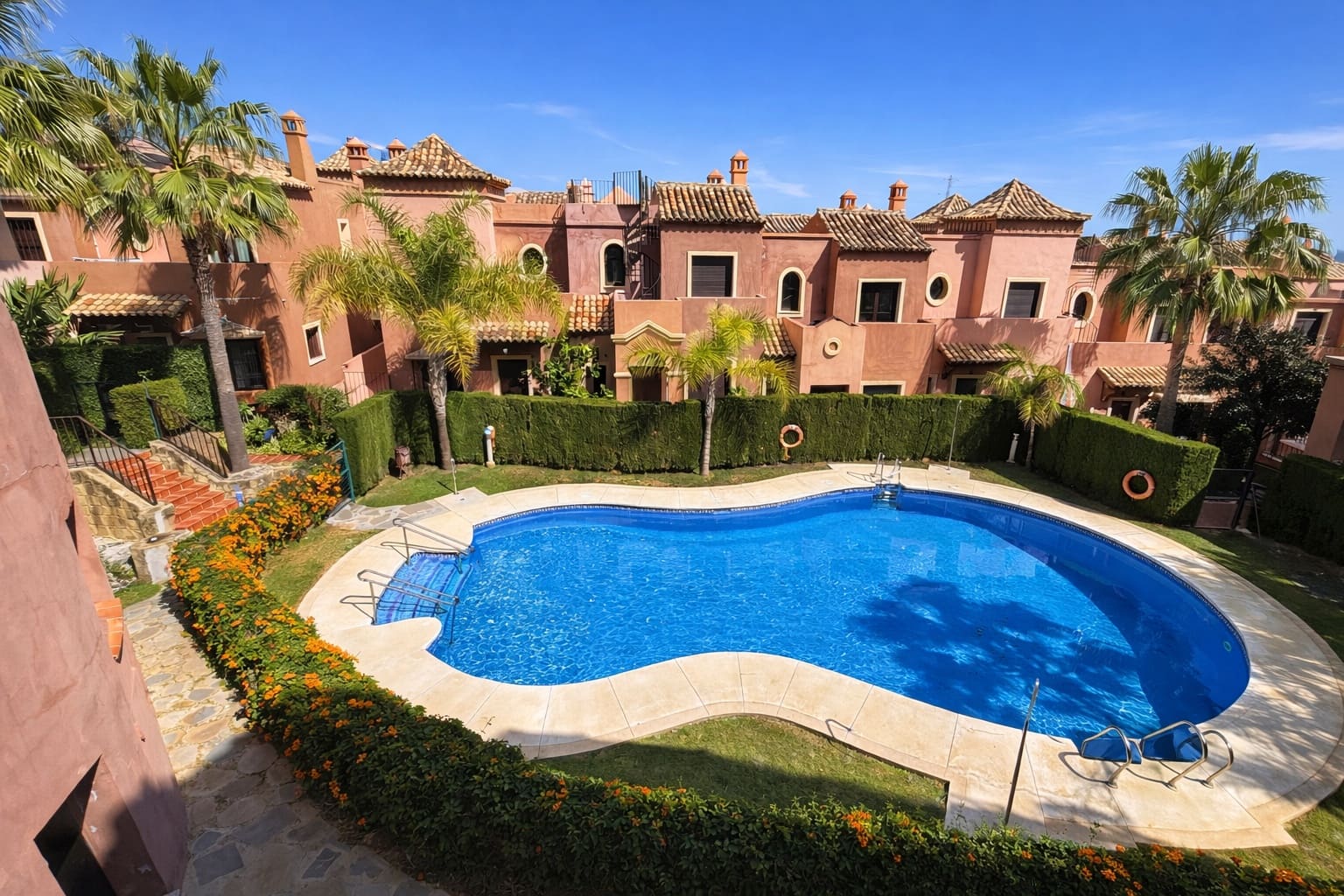 4 quarto Casa em Banda para venda em Estepona com piscina garagem - 665 000 € (Ref: 9711815)