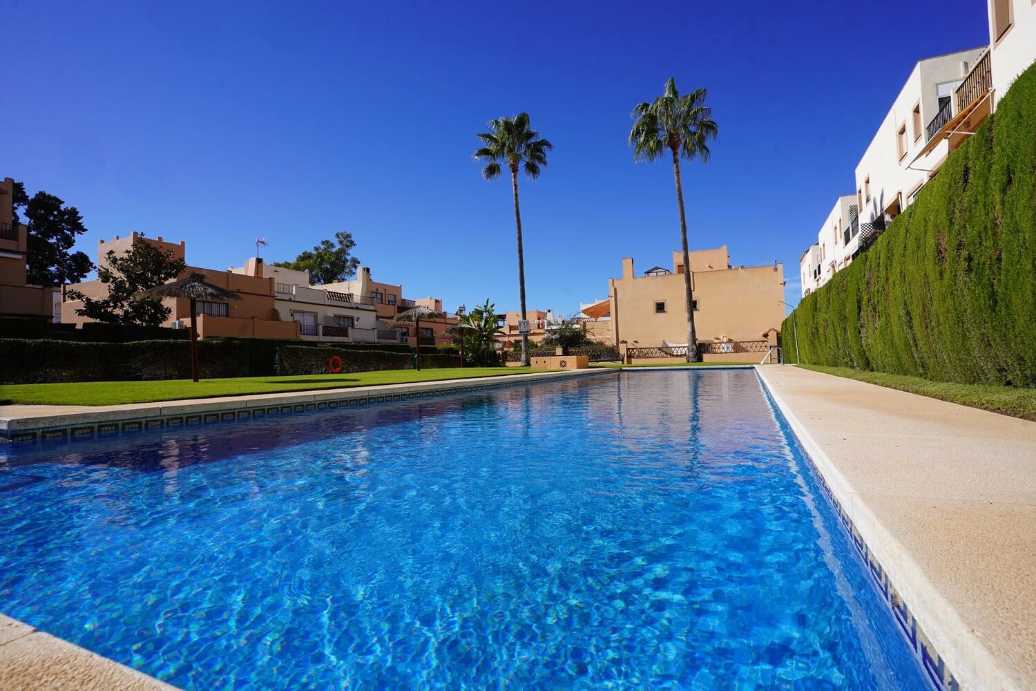 3 sypialnia Dom na sprzedaż w Estepona z basenem garażem - 590 000 € (Ref: 9755594)